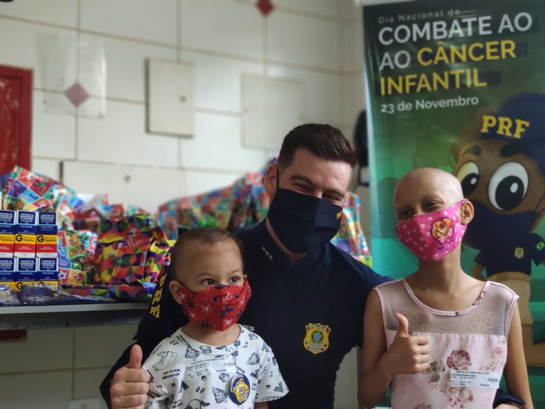 PRF entrega medicamentos e doações a crianças com câncer em tarde animada no Hospital Araújo Jorge