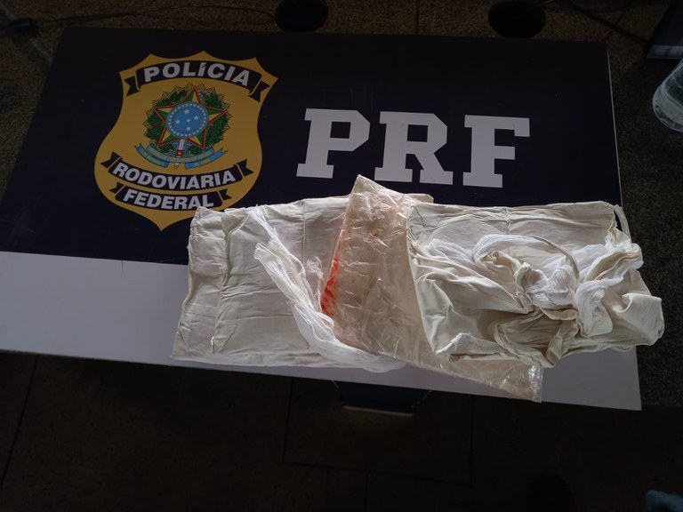 Passageira de ônibus amarra cocaína para simular barriga e é presa pela PRF, em Morrinhos (GO)