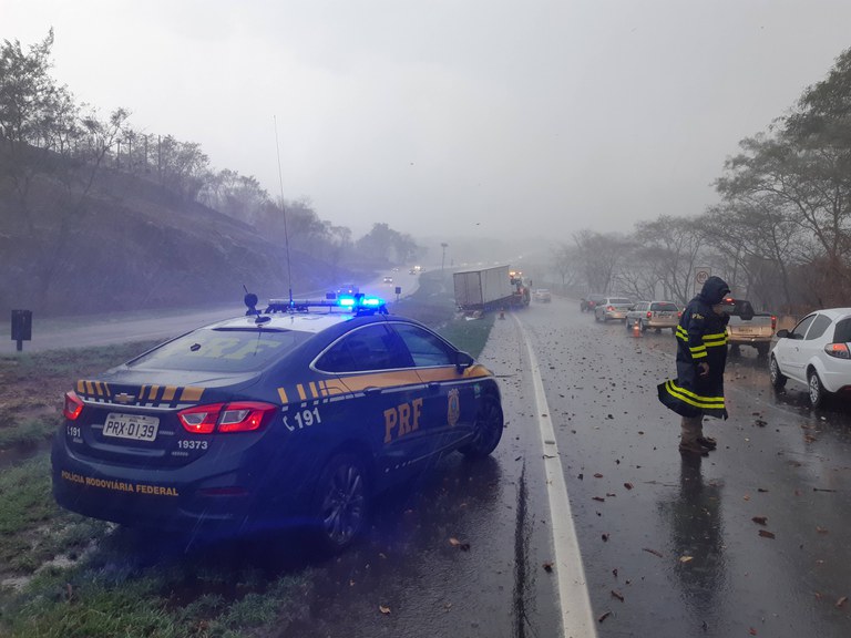 PRF alerta motoristas sobre condução em pista molhada