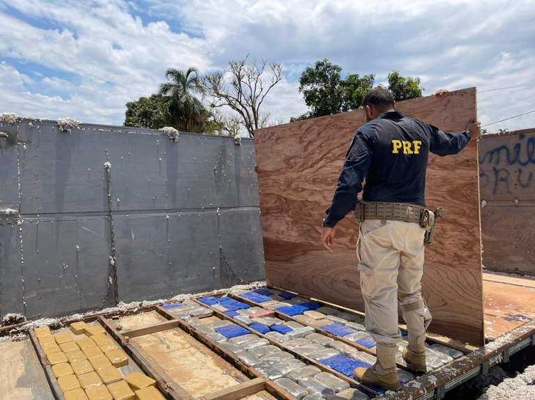 PRF apreende carregamento de cocaína avaliado em mais de R$ 15 milhões em Jataí