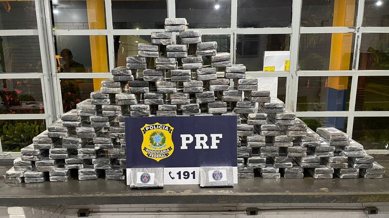 Caminhoneiro é preso e adolescente é apreendido ao serem flagrados transportando carga milionária de droga