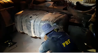 PRF apreende mais de meia tonelada de droga escondida no tanque de combustível de veículo