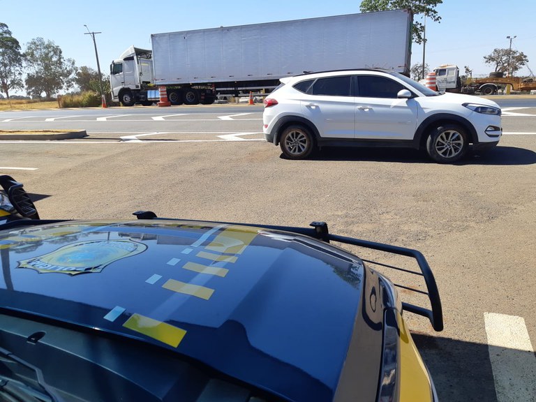 PRF em Catalão recupera carro de luxo furtado em Cocalzinho de Goiás