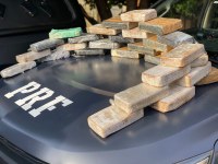Força tarefa policial apreende carga milionária de cocaína que abasteceria a capital goiana.