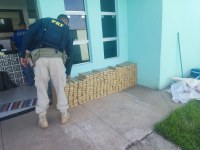 Traficantes fogem de barreira policial, capota carro e droga fica espalhada na faixa de domínio da rodovia
