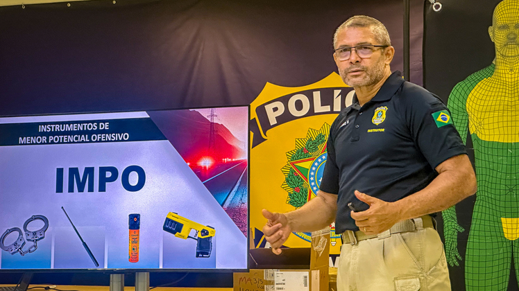 Instrução de uso do Taser 10 - PRF Américo Jovino