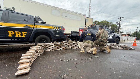 Entorpecente estava oculto no compartimento de carga; condutor foi preso e encaminhado à Polícia Federal.