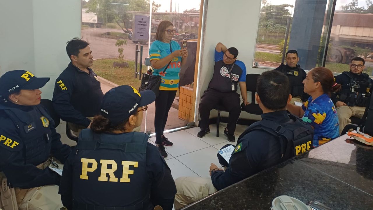 Integrantes da MOAB e PRF no posto da DEL 01