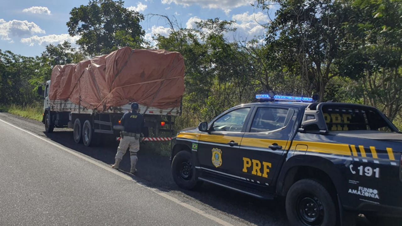 Carro da PRF junto ao caminhão fiscalizado