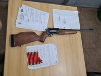 Espingarda apreendida em fiscalização da PRF na boleia de um caminhão