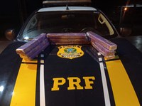 PRF prende uma pessoa por tráfico de drogas na BR-010