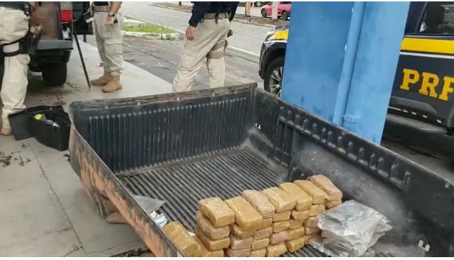 Foram contabilizadas 27,565 kg de drogas que estão avaliadas em aproximadamente um milhão de reais