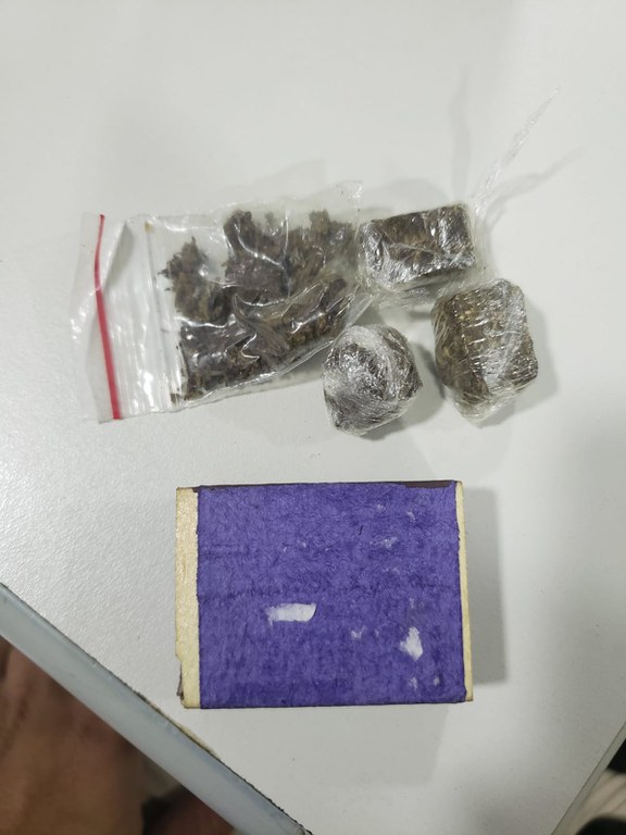 Quatro porções encontradas com o passageiro