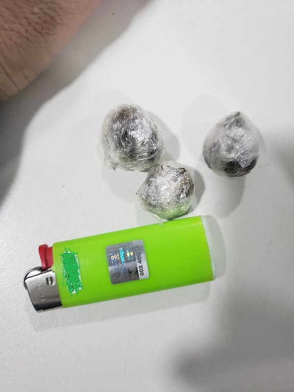 três trouxas de maconha