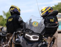 PRF apreende criminosos com drogas, arma, munições e carro furtado na BR-135
