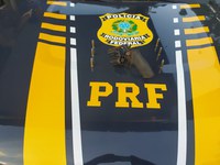 PRF flagra arma de fogo debaixo do tapete de um automóvel