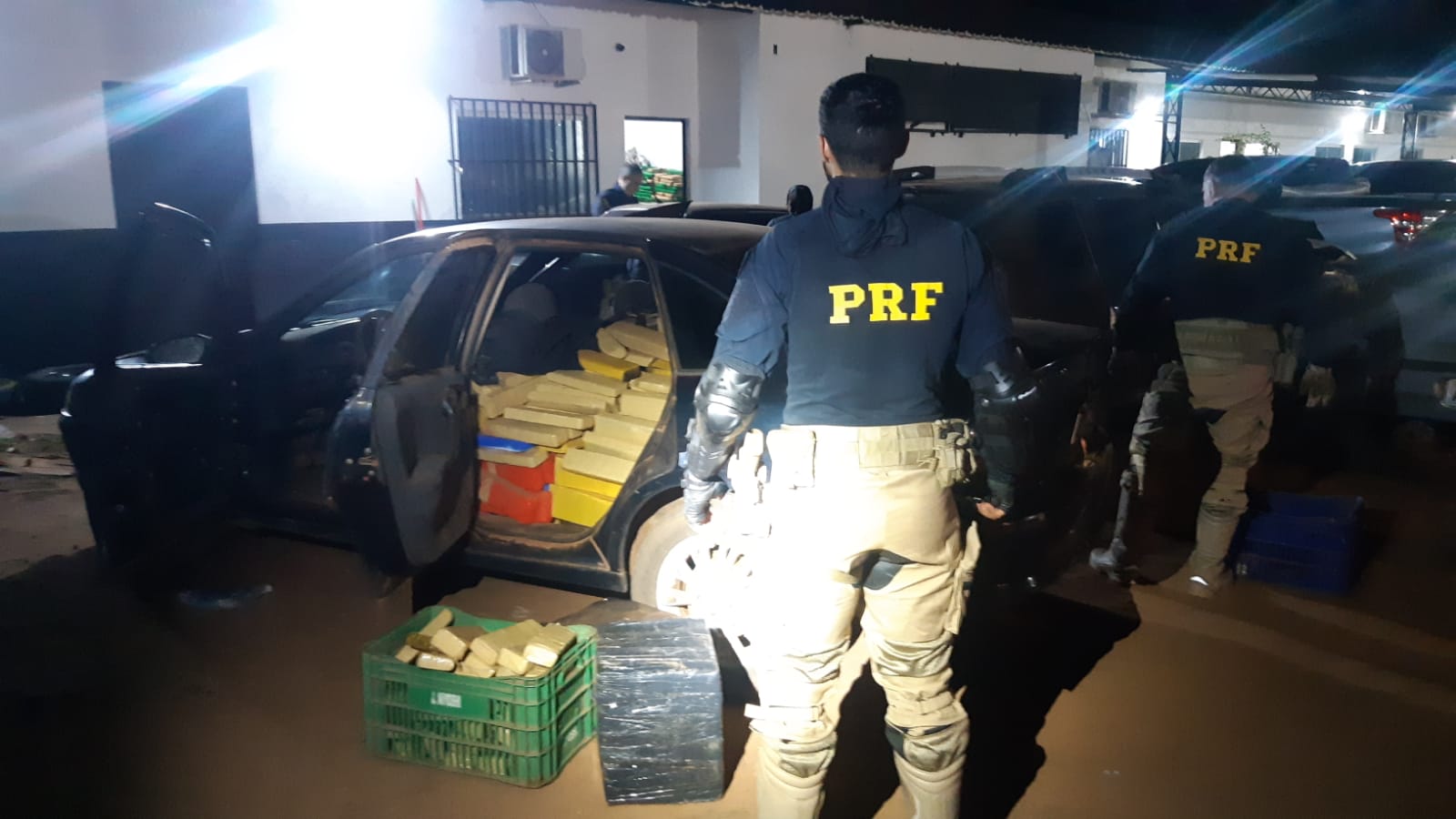 Quadrilha é pega em flagrante transportando 2,7 toneladas de maconha na Capital Quadrilha é pega em flagrante transportando 2,7 toneladas de maconha na Capital