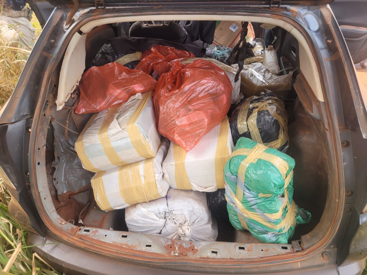 Em Nova Alvorada do Sul (MS), 468 Kg de maconha, skunk e crack foram apreendidos e um veículo recuperado2