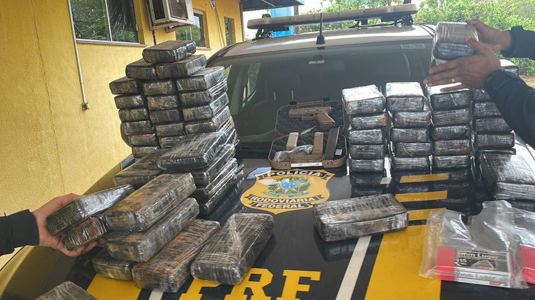 PRF apreende 75 Kg de cocaína, uma pistola e munições em Água Clara (MS)