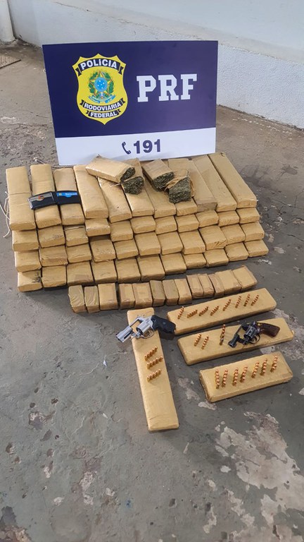 PRF apreende 64 Kg de maconha, revólver, munições e recupera veículo em Campo Grande (MS)