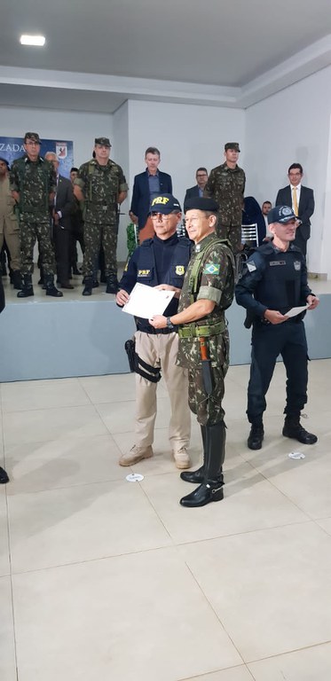 Chefe da Delegacia da PRF em Dourados recebe Diploma de 'Amigo da 4ª Brigada de Cavalaria Mecanizada' em Dourados (MS)