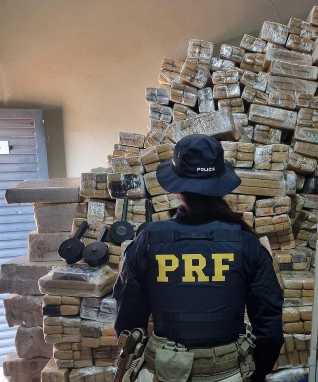 PRF apreende 3,7 toneladas de maconha e carregadores de munições em Sidrolândia (MS)
