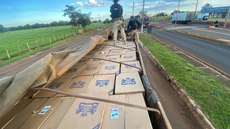 PRF apreende 250 mil maços de cigarros em Campo Grande (MS)