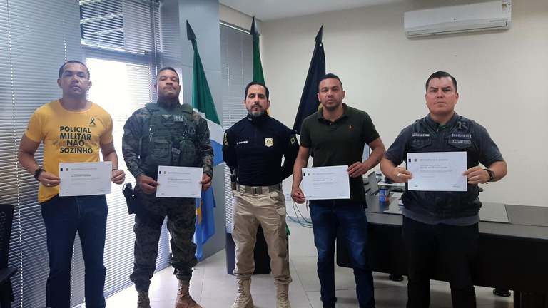 Superintendente da PRF/MS entrega homenagens a policiais militares que resgataram vítimas de acidente na BR-060