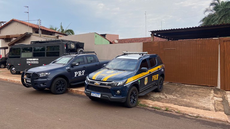 PRF e PC cumprem mandados de busca e apreensão em Terenos (MS)