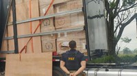PRF apreende 450 mil maços de cigarros em Ivinhema (MS)