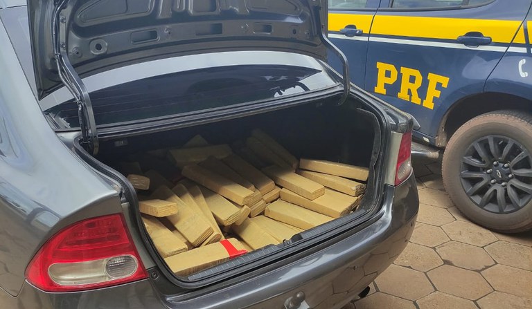 PRF apreende 132 Kg de maconha e recupera veículo em Bataguassu (MS)