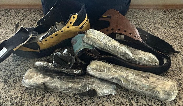 PRF prende dois passageiros com haxixe nos sapatos em ônibus na BR-463.jpg