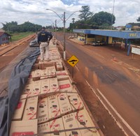 PRF apreende 400 mil maços de cigarros em Rio Brilhante (MS)