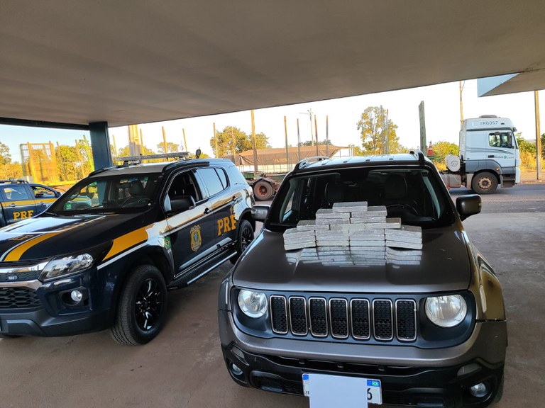 PRF apreende 20,8 kg de cocaína em Água Clara (MS).jpg