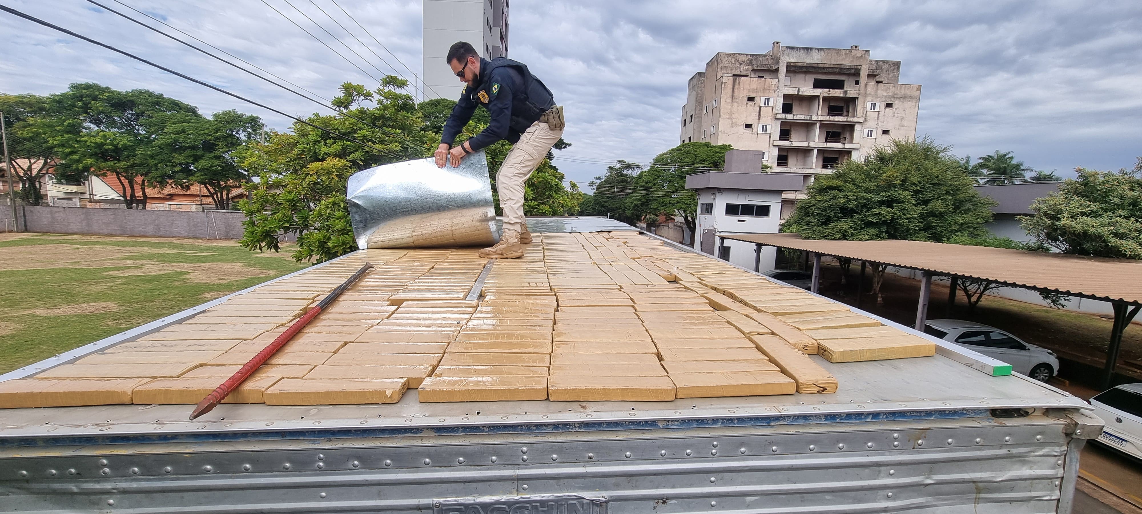 PRF apreende 481 kg de maconha e 131 g de cloridrato de cocaína em Ivinhema (MS)
