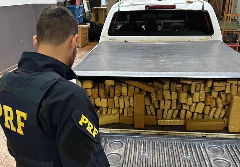 PRF apreende uma tonelada de maconha e recupera caminhonete em Campo Grande (MS) 2
