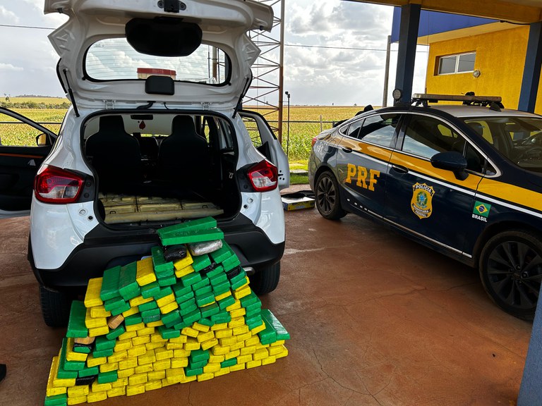 PRF apreende 126 kg de maconha e 1,9 kg de Skank em Caarapó (MS)