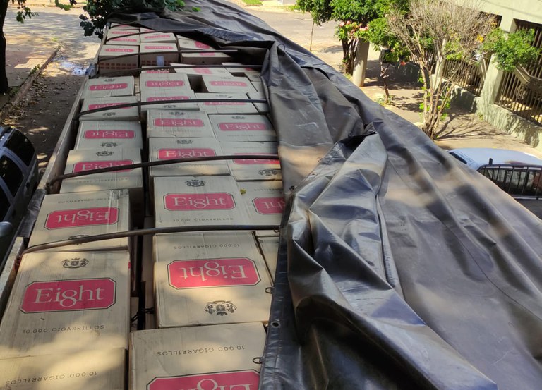 PRF apreende 325 mil maços de cigarro sem documentação legal em Campo Grande (MS)