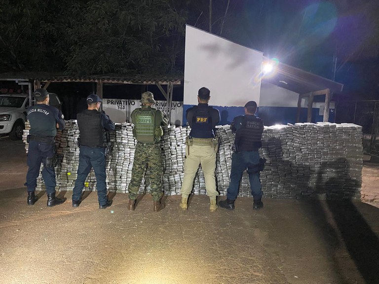 PRF recupera caminhonete e apreende 2 toneladas de maconha em Jardim (MS)