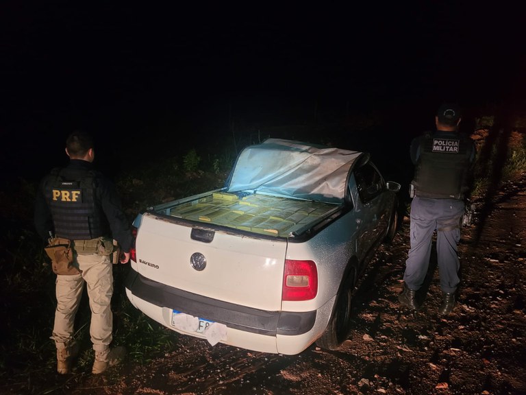 PRF e PM apreendem 809 Kg de maconha em Caracol (MS).jpg