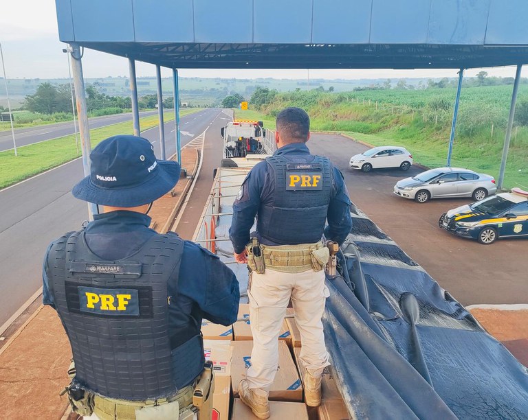 PRF apreende 2,2 toneladas de agrotóxicos e 200 mil maços de cigarros na BR-163.jpg