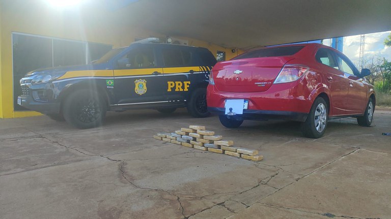 PRF apreende 25 Kg de cocaína em Água Clara (MS).jpg