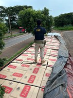 PRF apreende 400 mil maços de cigarros em Ivinhema (MS)