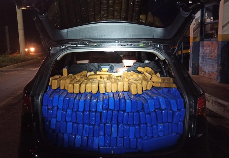 PRF apreende 976 Kg de maconha e recupera veículo em Ivinhema (MS).jpg