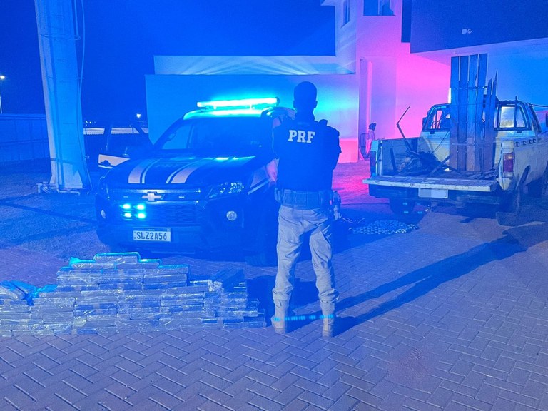 PRF apreende 128 kg de maconha em veículo com fundo falso em Brasilândia (MS).jpg