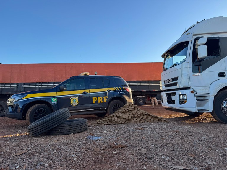 PRF apreende 231 Kg de maconha, celulares e pneus em Dourados (MS).jpg