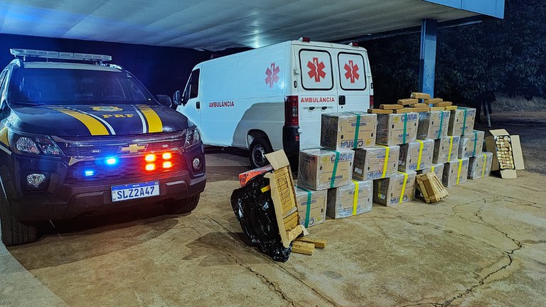 PRF apreende ambulância com 681 Kg de maconha em Água Clara (MS).jpg
