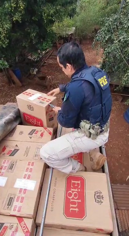 PRF apreende cerca de 850 mil maços de cigarros contrabandeados em Maracaju (MS)