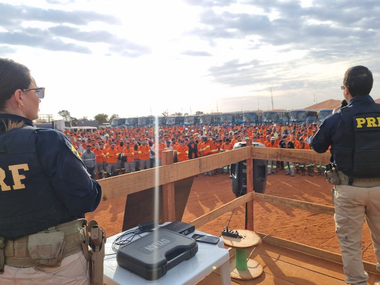 PRF realiza palestras educativas sobre segurança no trânsito em Paranaíba (MS).jpg