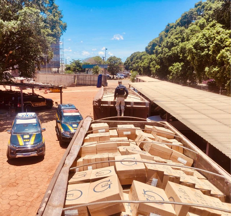 PRF apreende 300 mil maços de cigarros em Campo Grande (MS).jpg